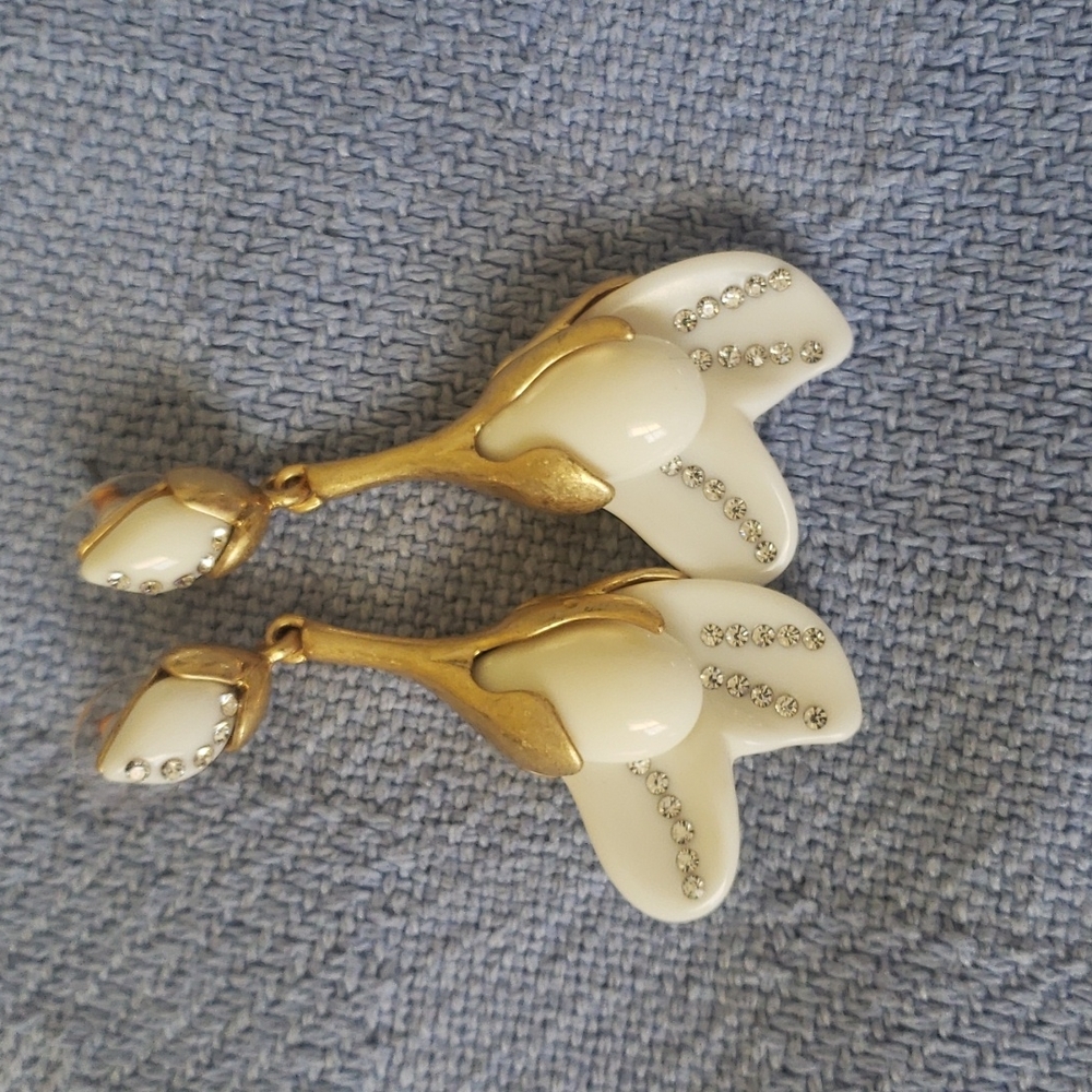 I am selling oscars de la renta earrings
